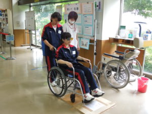 車椅子体験と高齢者体験1